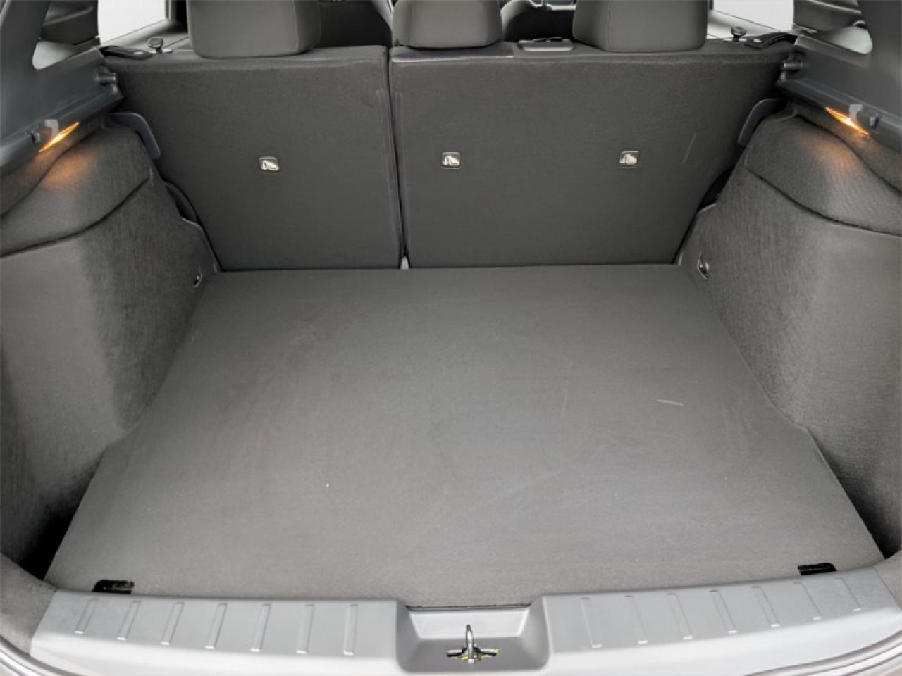 2025 Nissan Kicks SV  **LIKE NEW - ULTRA LOW KMS** Photo