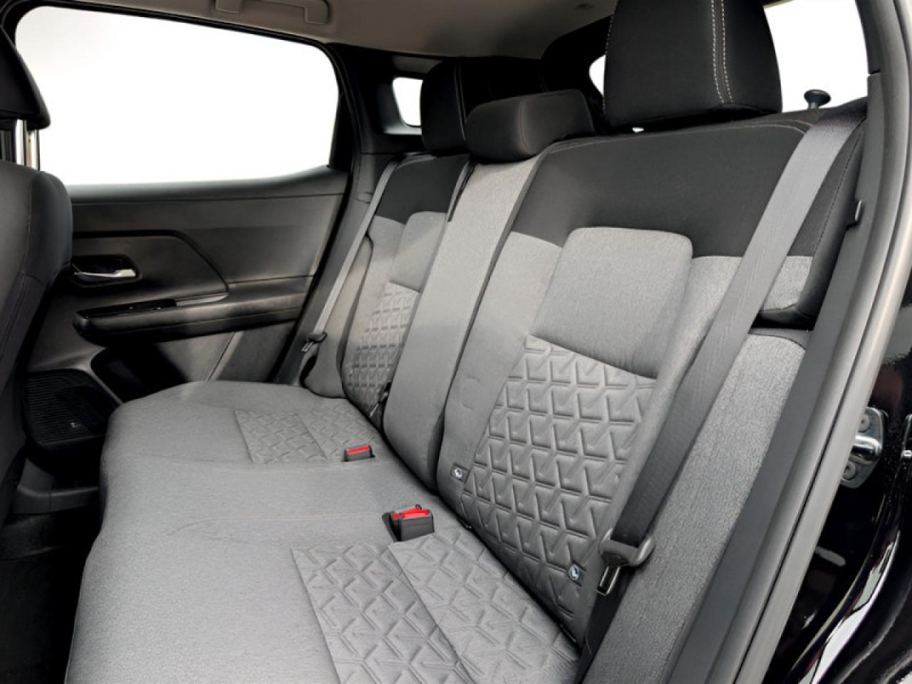 2025 Nissan Kicks SV  **LIKE NEW - ULTRA LOW KMS** Photo