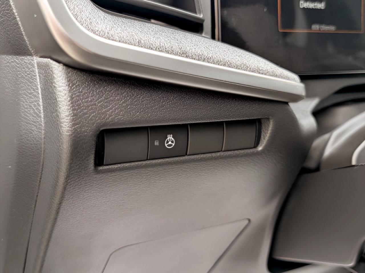 2025 Nissan Kicks SV  **LIKE NEW - ULTRA LOW KMS** Photo