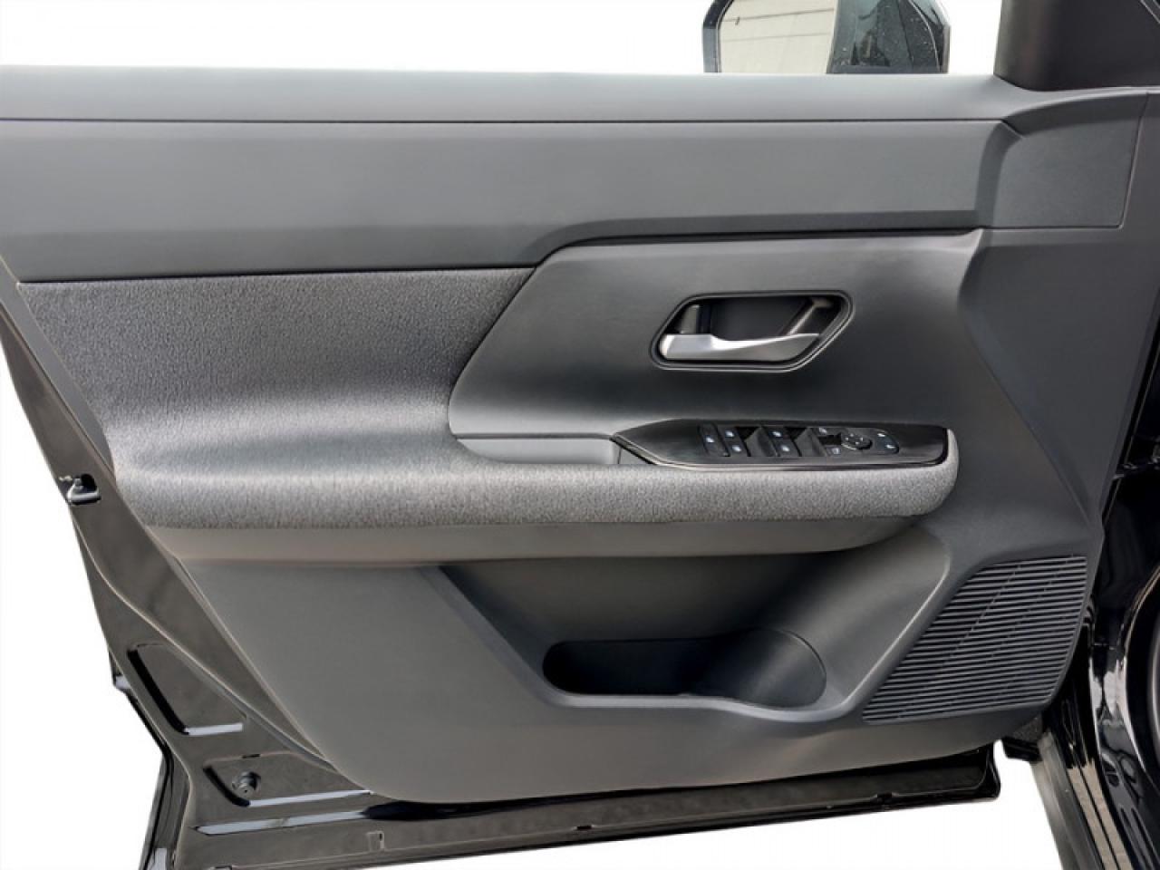 2025 Nissan Kicks SV  **LIKE NEW - ULTRA LOW KMS** Photo