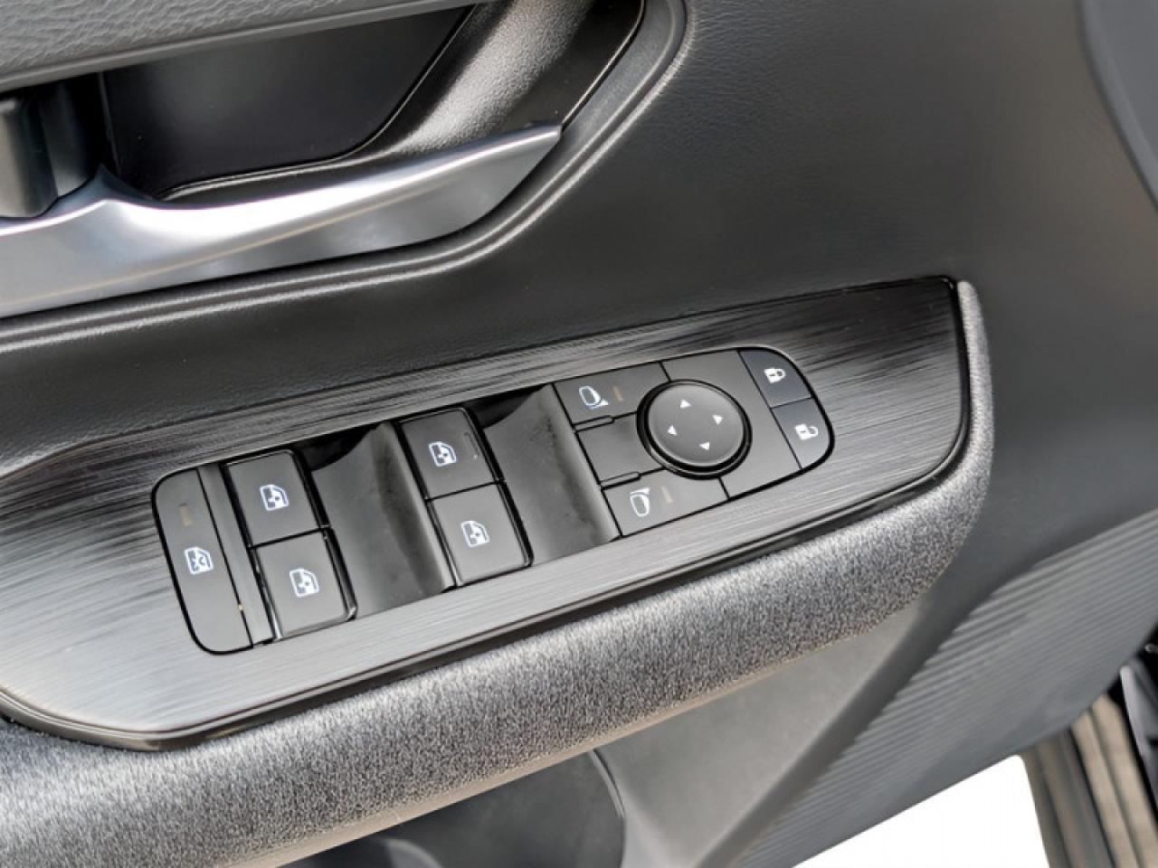 2025 Nissan Kicks SV  **LIKE NEW - ULTRA LOW KMS** Photo