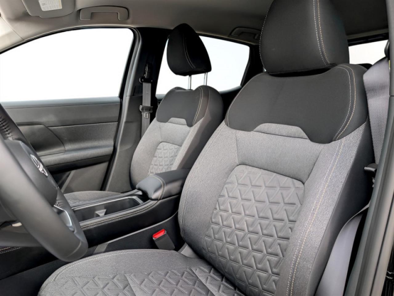 2025 Nissan Kicks SV  **LIKE NEW - ULTRA LOW KMS** Photo