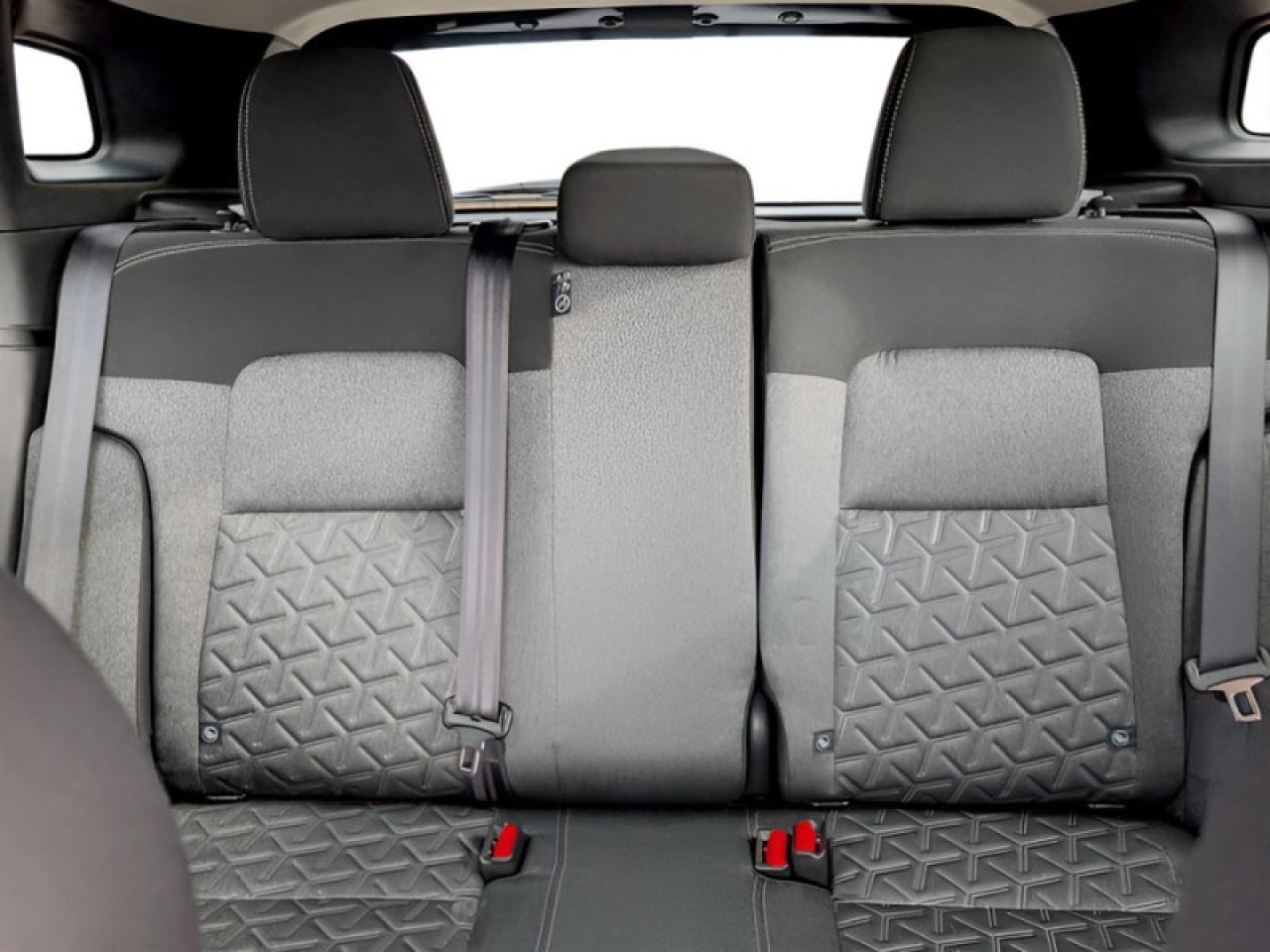 2025 Nissan Kicks SV  **LIKE NEW - ULTRA LOW KMS** Photo