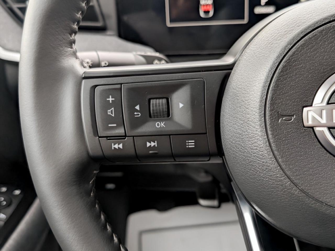 2025 Nissan Kicks SV  **LIKE NEW - ULTRA LOW KMS** Photo