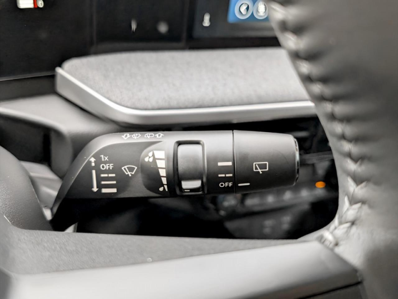 2025 Nissan Kicks SV  **LIKE NEW - ULTRA LOW KMS** Photo