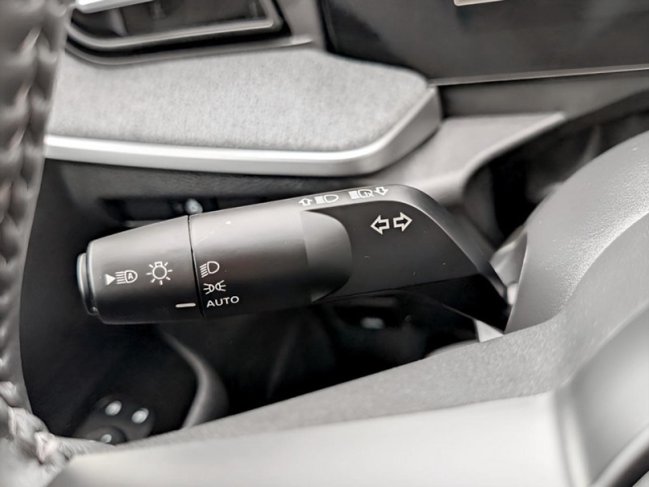 2025 Nissan Kicks SV  **LIKE NEW - ULTRA LOW KMS** Photo