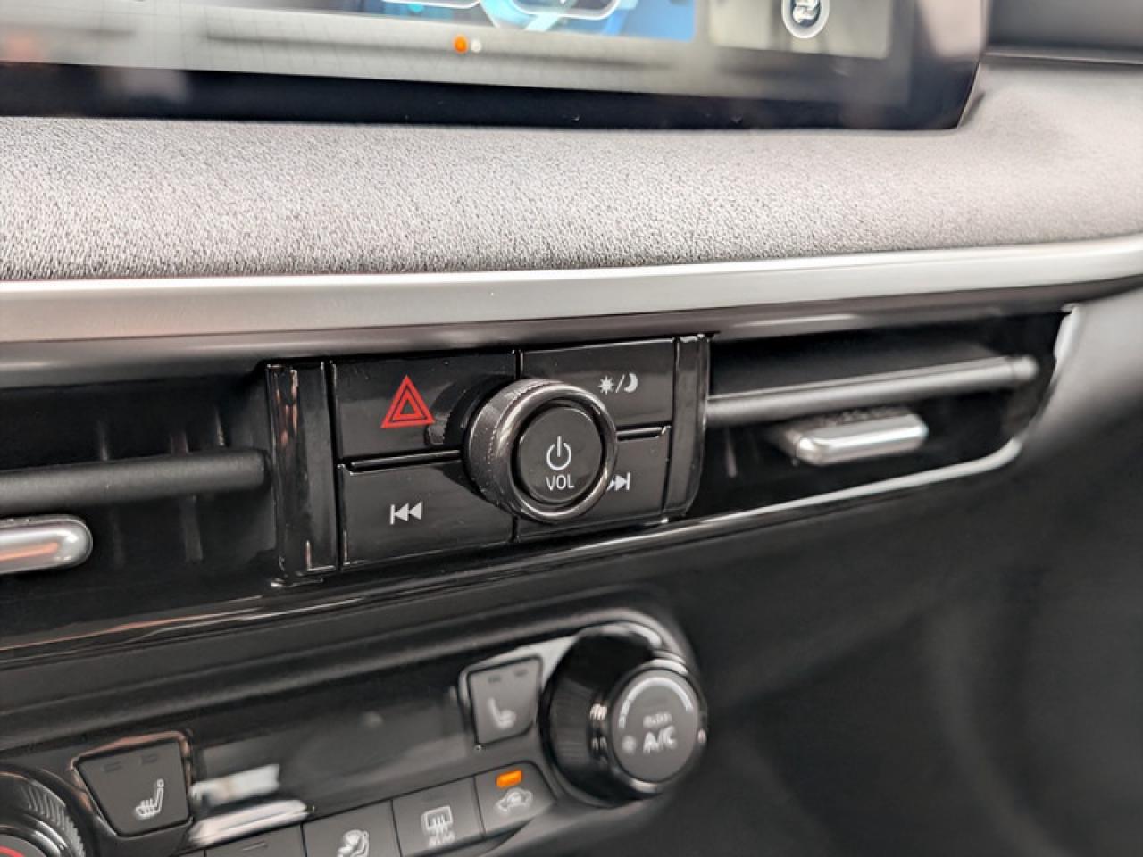 2025 Nissan Kicks SV  **LIKE NEW - ULTRA LOW KMS** Photo