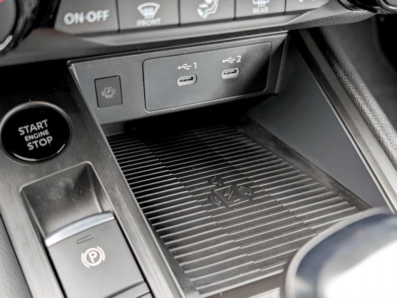 2025 Nissan Kicks SV  **LIKE NEW - ULTRA LOW KMS** Photo