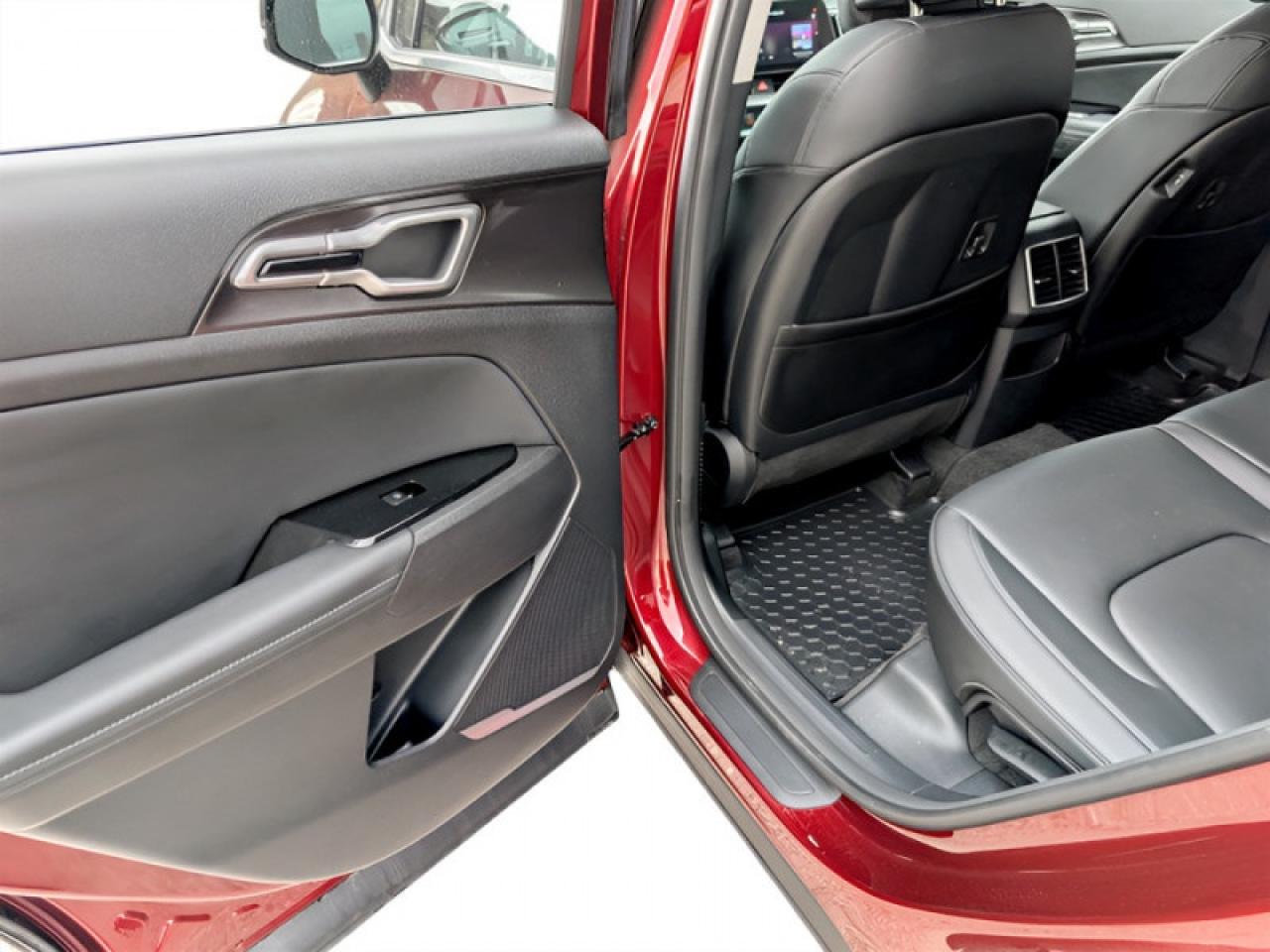 2025 Kia Sportage EX AWD  **VERY LOW KMS - SUNROOF** Photo