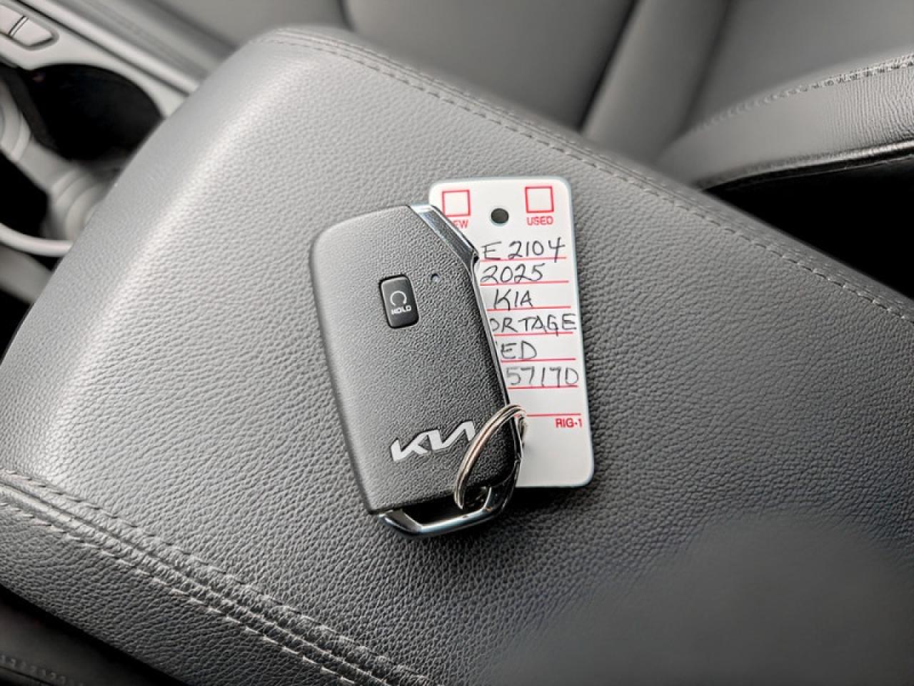 2025 Kia Sportage EX AWD  **VERY LOW KMS - SUNROOF** Photo