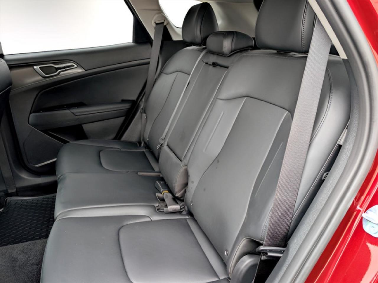 2025 Kia Sportage EX AWD  **VERY LOW KMS - SUNROOF** Photo