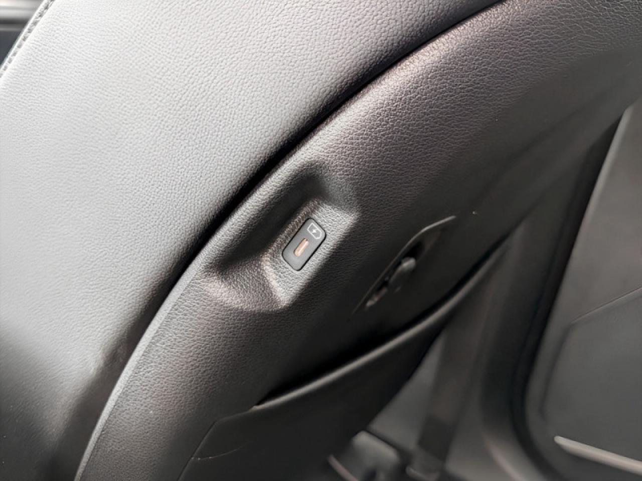 2025 Kia Sportage EX AWD  **VERY LOW KMS - SUNROOF** Photo