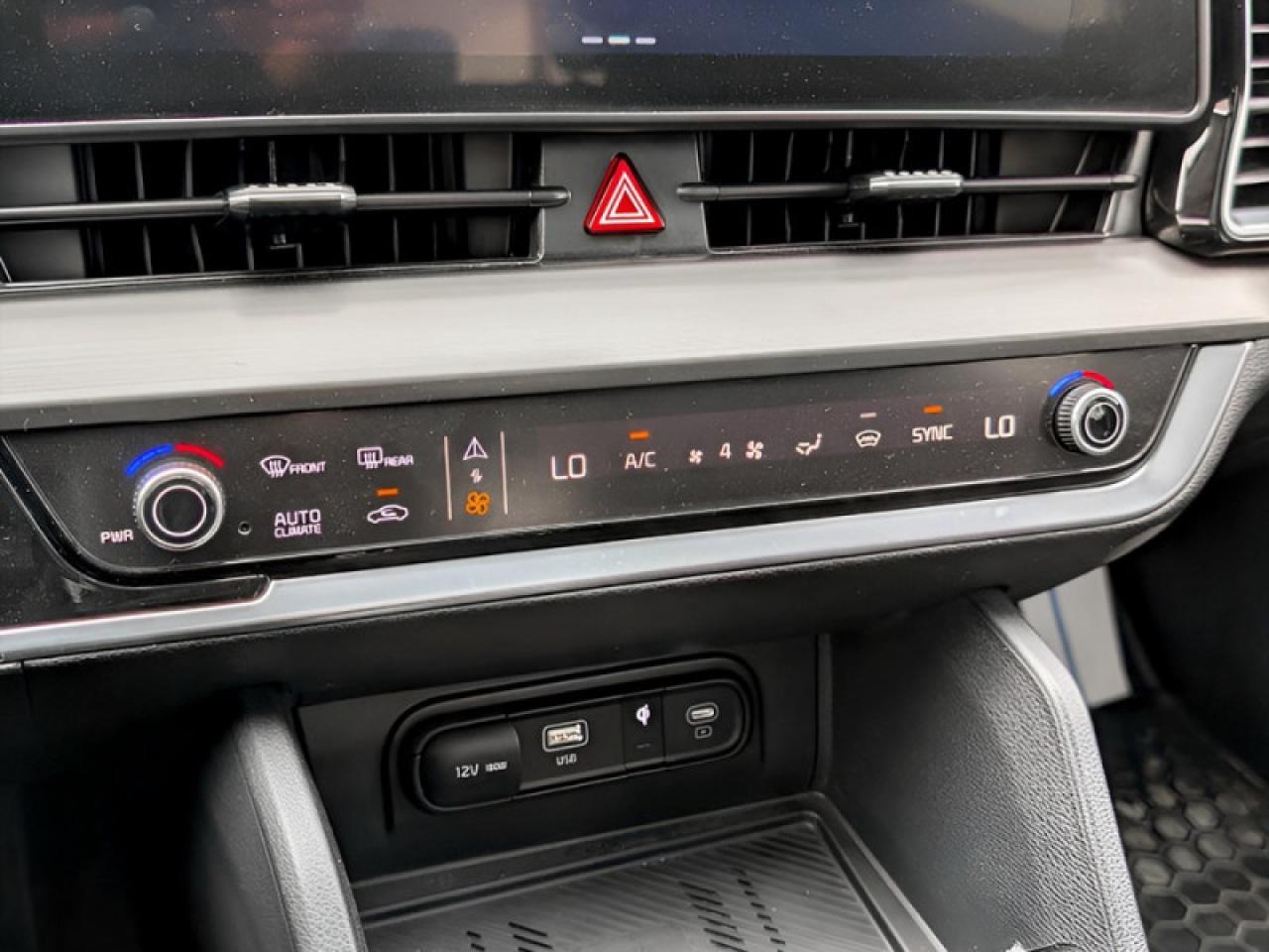 2025 Kia Sportage EX AWD  **VERY LOW KMS - SUNROOF** Photo