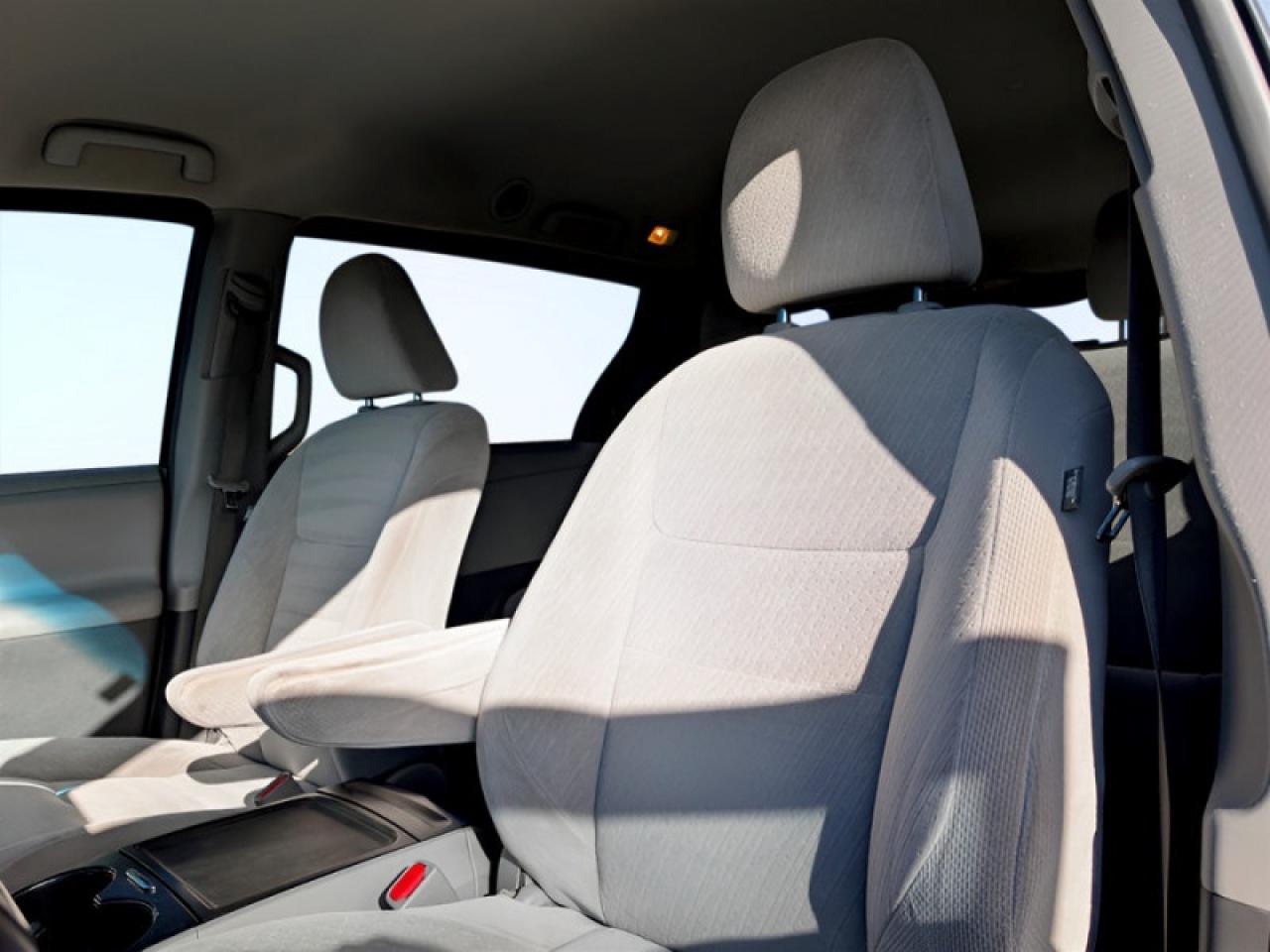 2016 Toyota Sienna LE 8-Passenger  **8 PASS - PWR SLIDERS** Photo