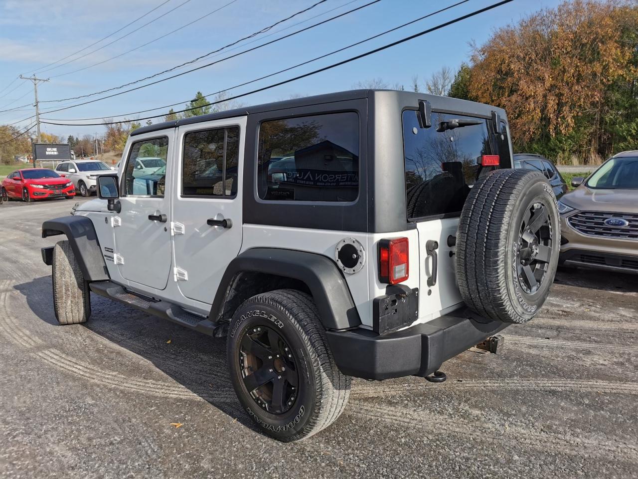 2013 Jeep Wrangler UNLIMITED SPORT Photo2