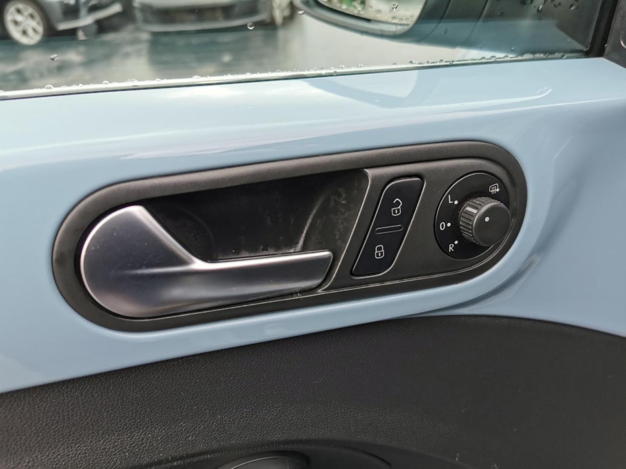 2013 Volkswagen Beetle 2.5L CONVERTIBLE - Photo #19