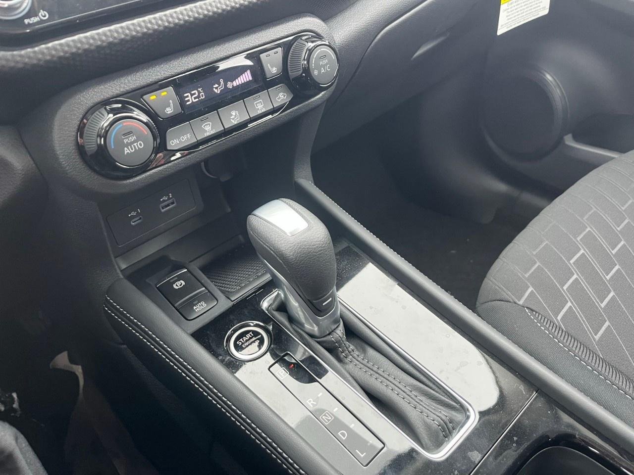 2025 Nissan Kicks Play SV FWD Photo