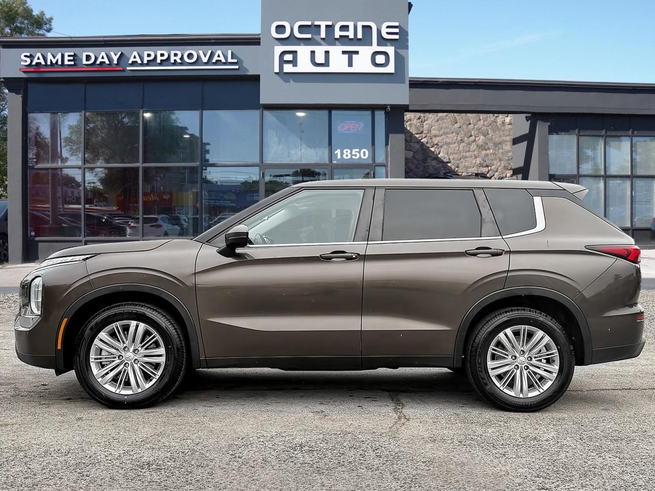 2022 Mitsubishi Outlander ES 4WD Photo2