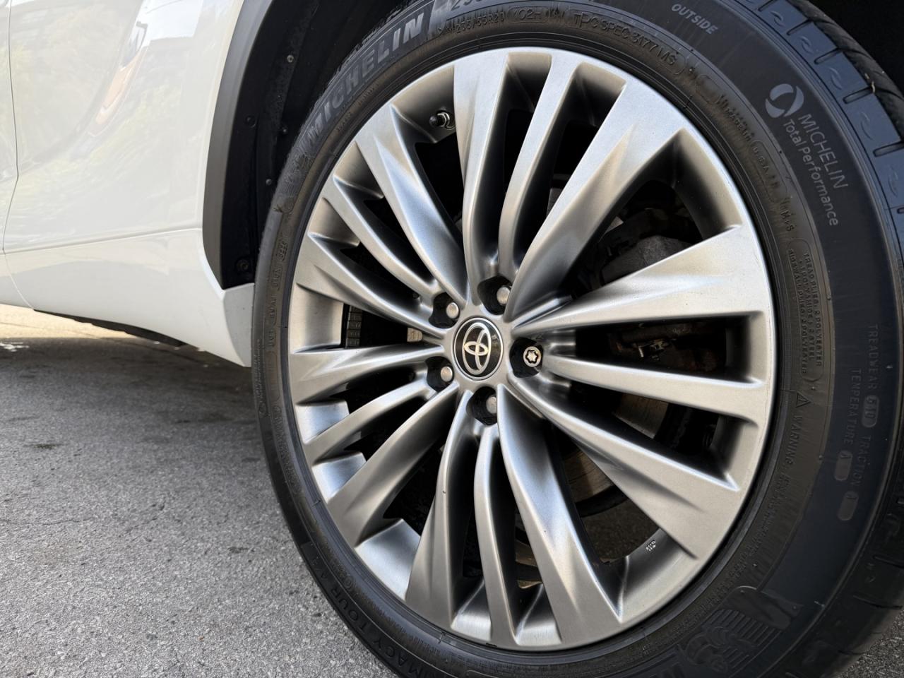2020 Toyota Highlander HYBRID Limited AWD - Photo #9