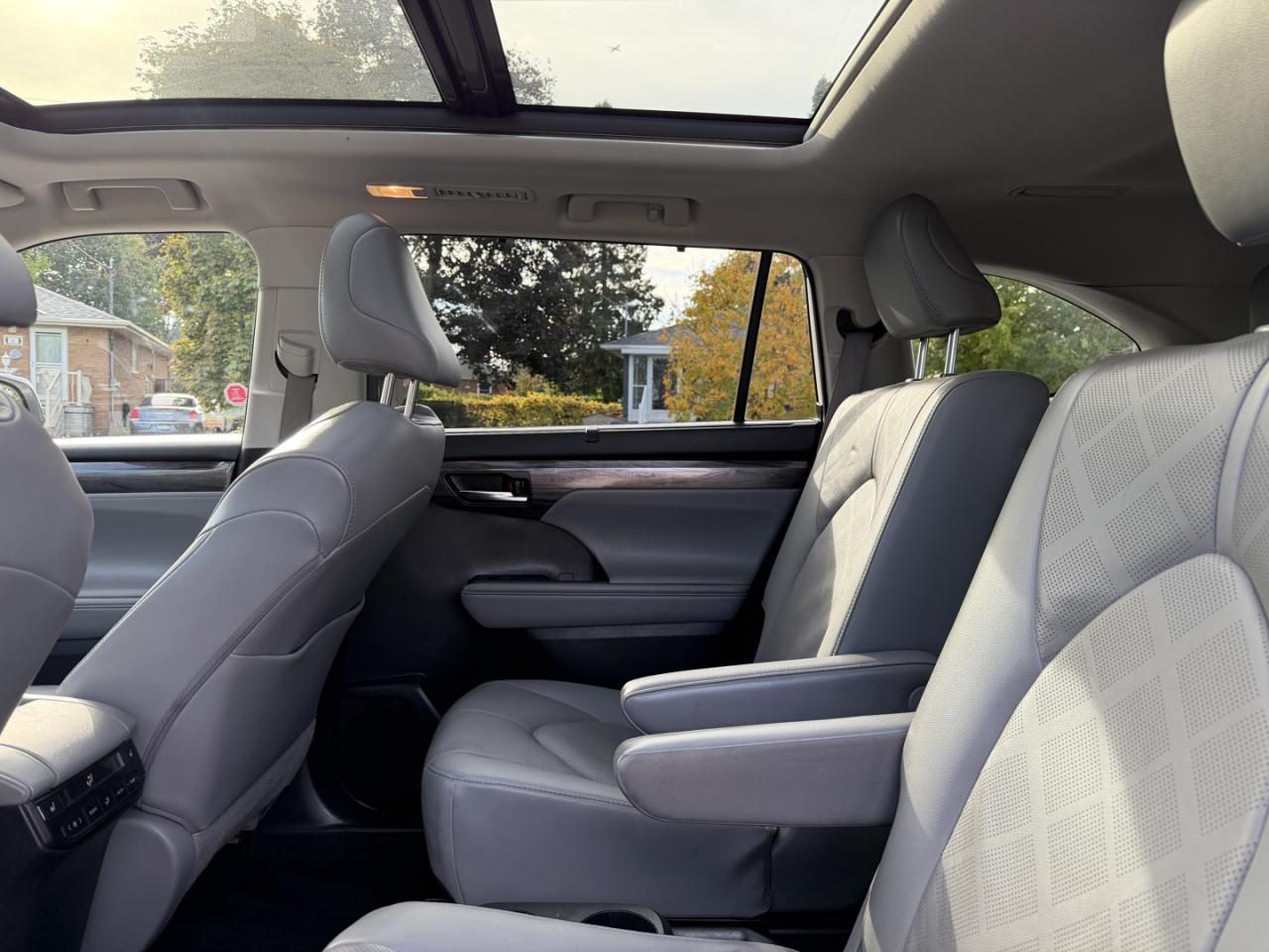 2020 Toyota Highlander HYBRID Limited AWD - Photo #15
