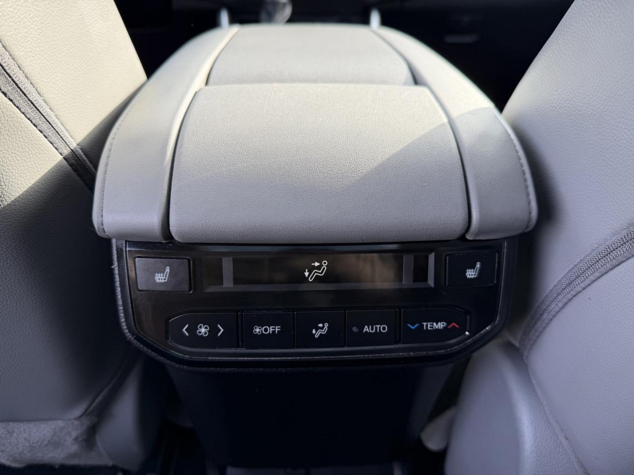 2020 Toyota Highlander HYBRID Limited AWD - Photo #17