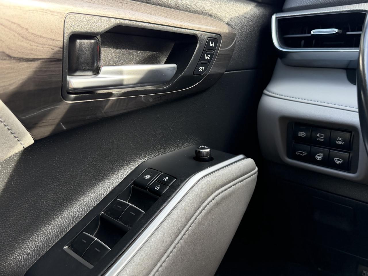 2020 Toyota Highlander HYBRID Limited AWD - Photo #25