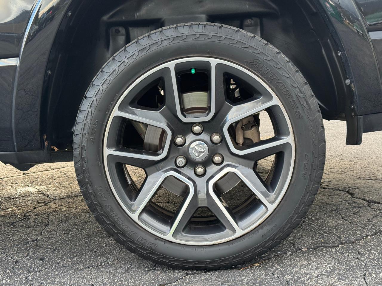 2019 RAM 1500 Laramie **MOON ROOF** - Photo #17