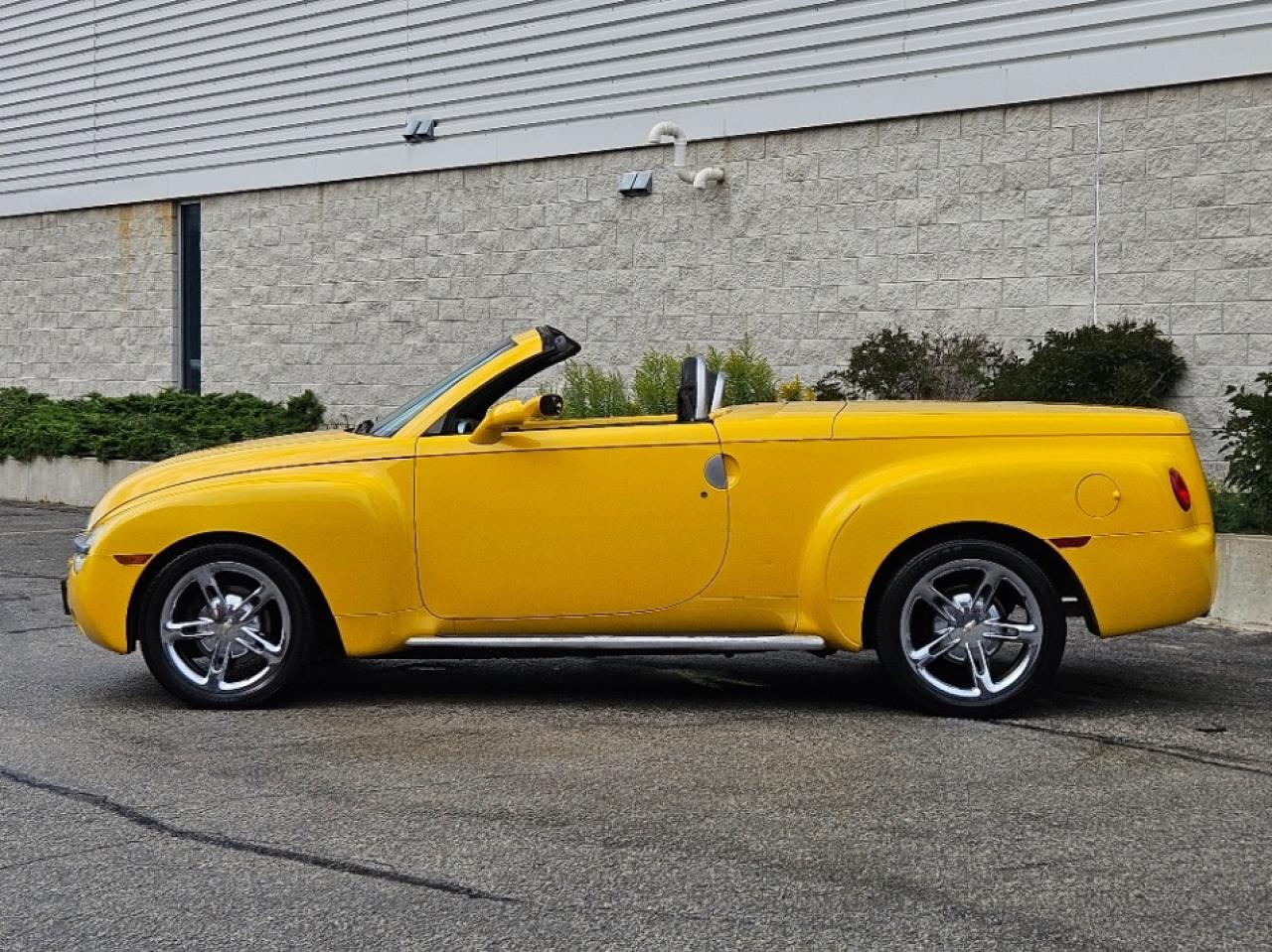 2004 Chevrolet SSR CONVERTIBLE-CANADIAN CAR-NO ACCIDENTS Photo2