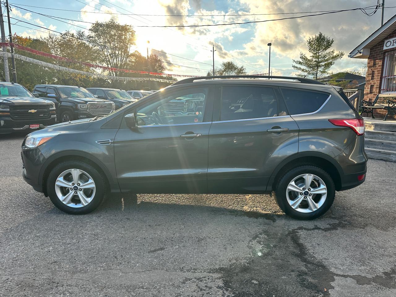 2016 Ford Escape SE Heated Cloth PanoRoof Bluetooth XM NAV AC Alloy Photo2