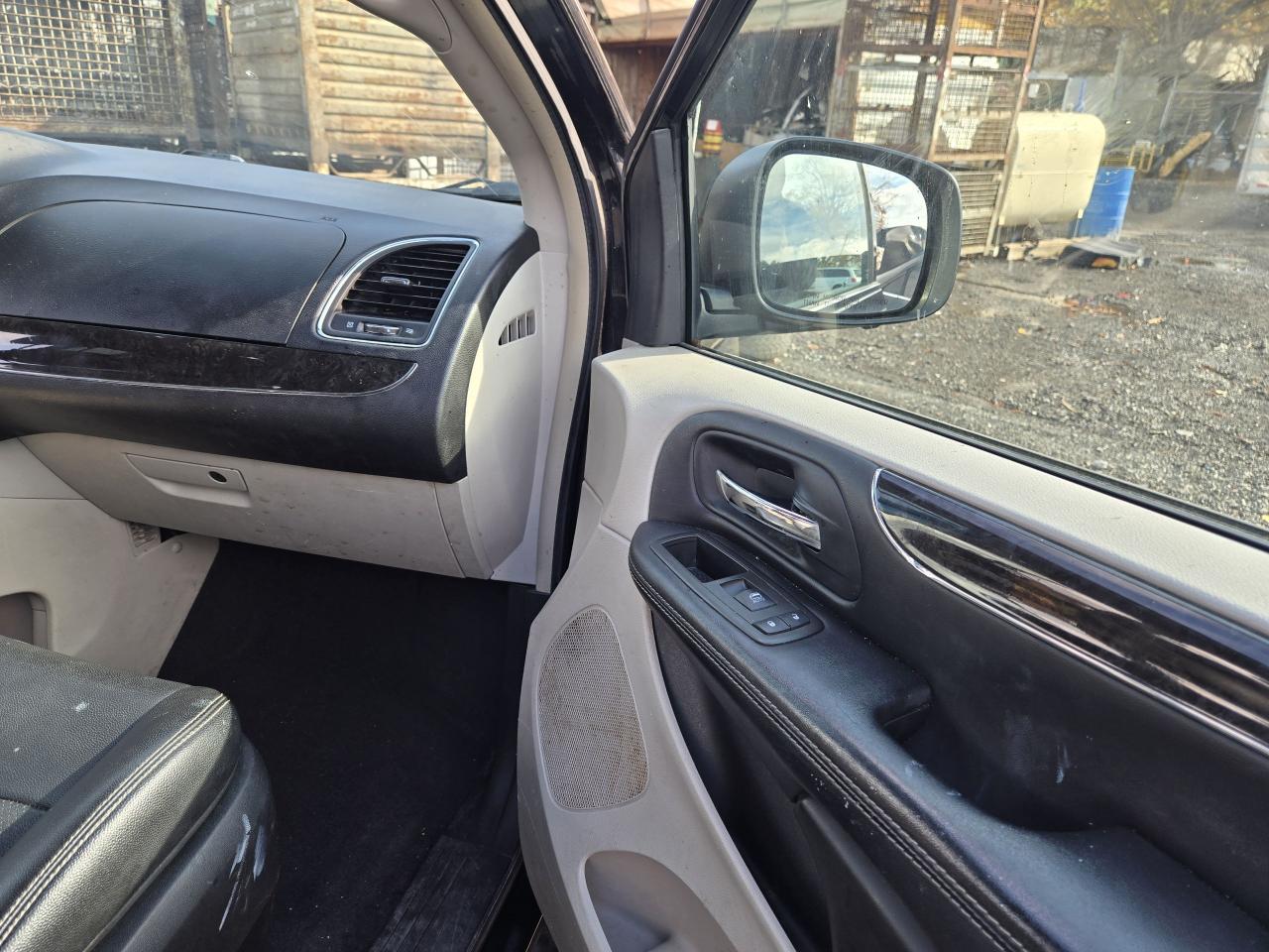 2014 Chrysler Town & Country TOURING - Photo #12