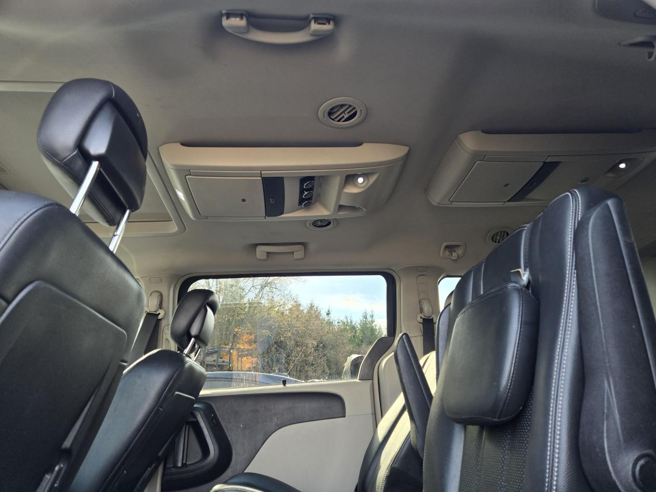 2014 Chrysler Town & Country TOURING - Photo #10