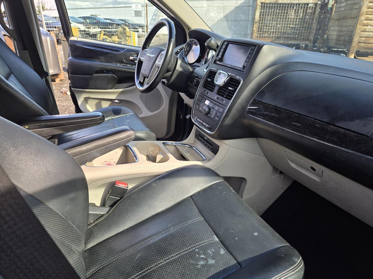 2014 Chrysler Town & Country TOURING - Photo #11