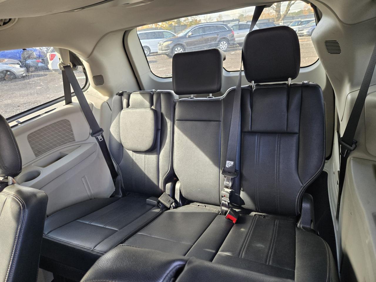 2014 Chrysler Town & Country TOURING - Photo #9