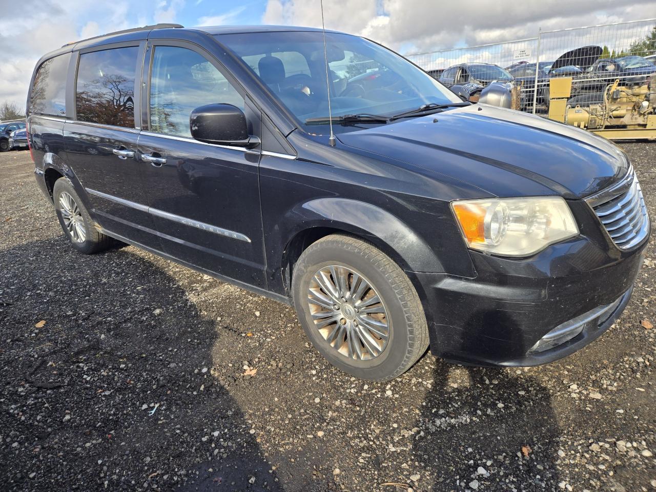 2014 Chrysler Town & Country TOURING Photo2