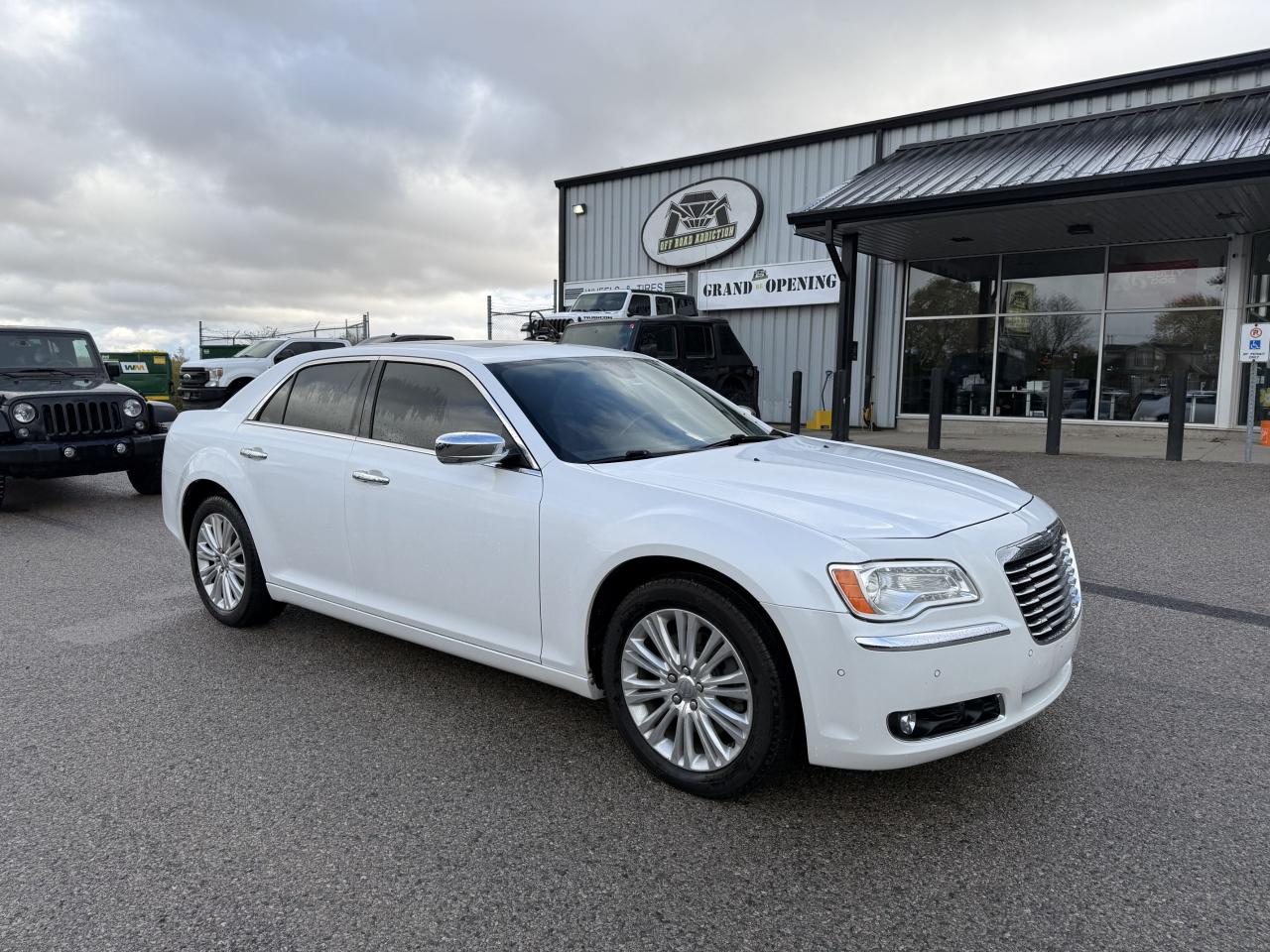 2013 Chrysler 300 300C*** Rare *** Clean Car! ***LOW KMS - Photo #2