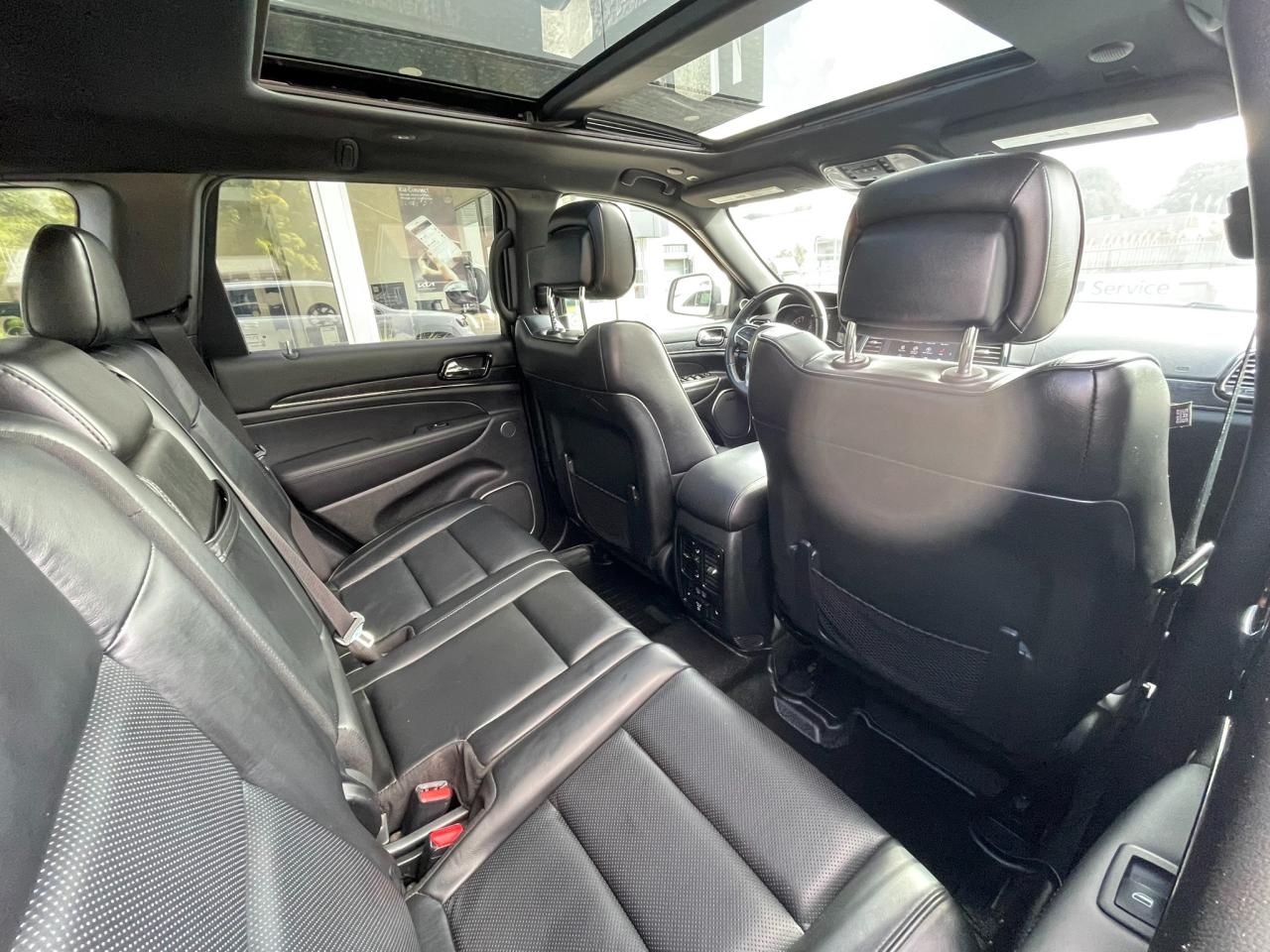 2019 Jeep Grand Cherokee Overland HAL Certified | One Owner | High Altitude | AWD | Leather | Navigation | Sunroof | 20" Wheels Photo