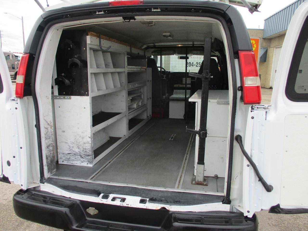 2007 GMC Savana Cargo Van RWD 2500 155" - Photo #7