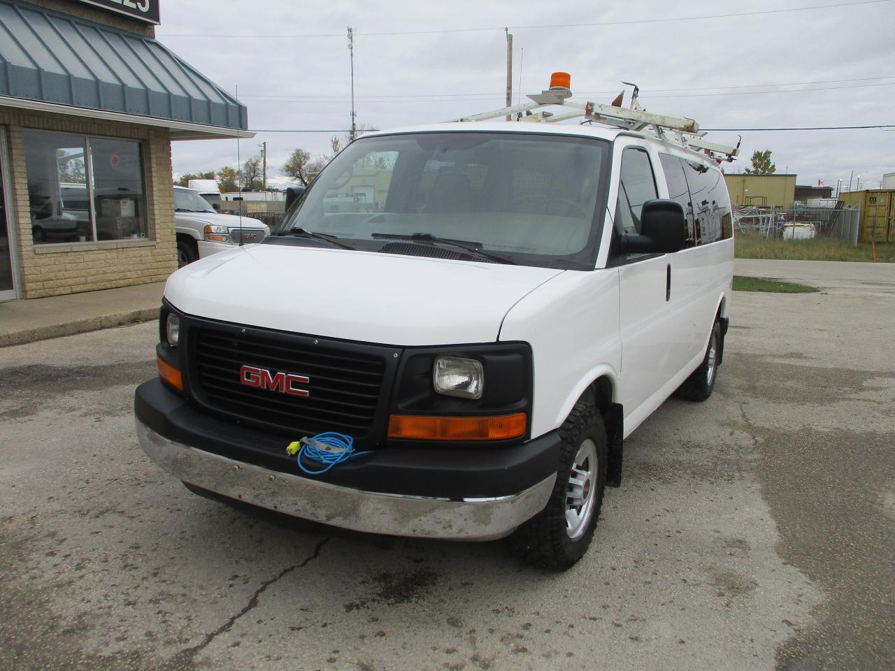2007 GMC Savana Cargo Van RWD 2500 155" - Photo #2