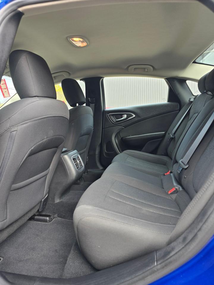 2016 Chrysler 200 4dr Sdn Limited FWD - Photo #6