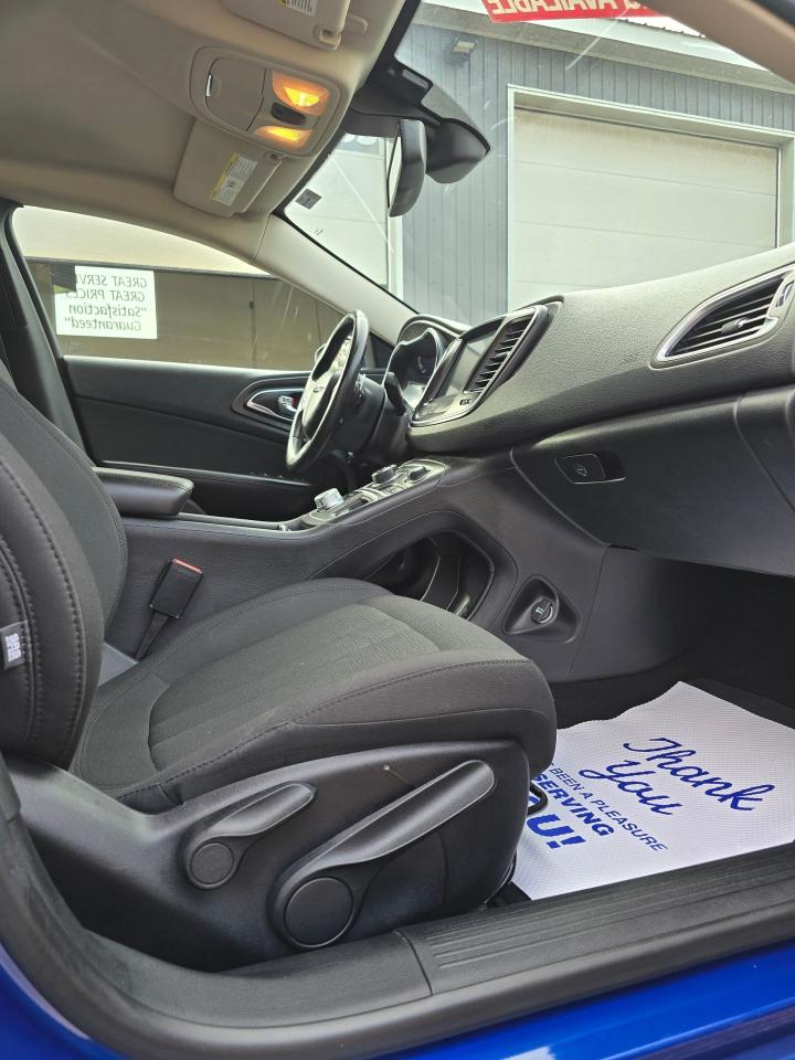 2016 Chrysler 200 4dr Sdn Limited FWD - Photo #9