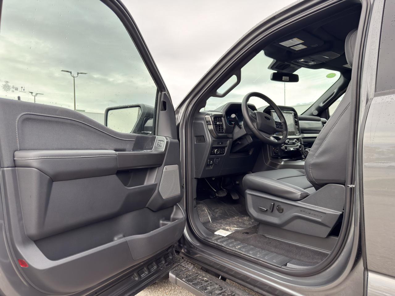 2025 Ford F-150 LARIAT | 5.0L V8 | MOONROOF | BLACK PACK | Photo