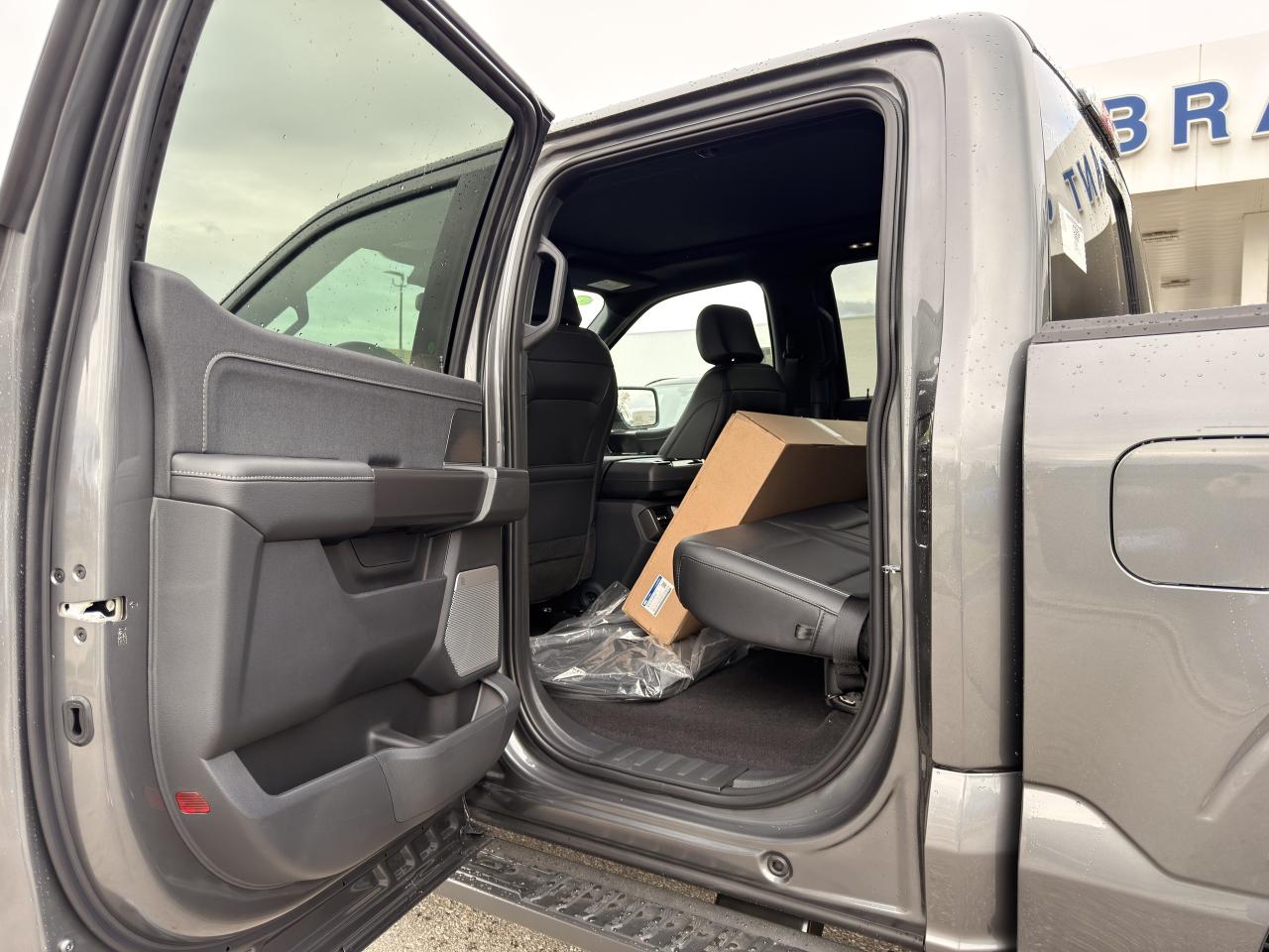 2025 Ford F-150 LARIAT | 5.0L V8 | MOONROOF | BLACK PACK | Photo