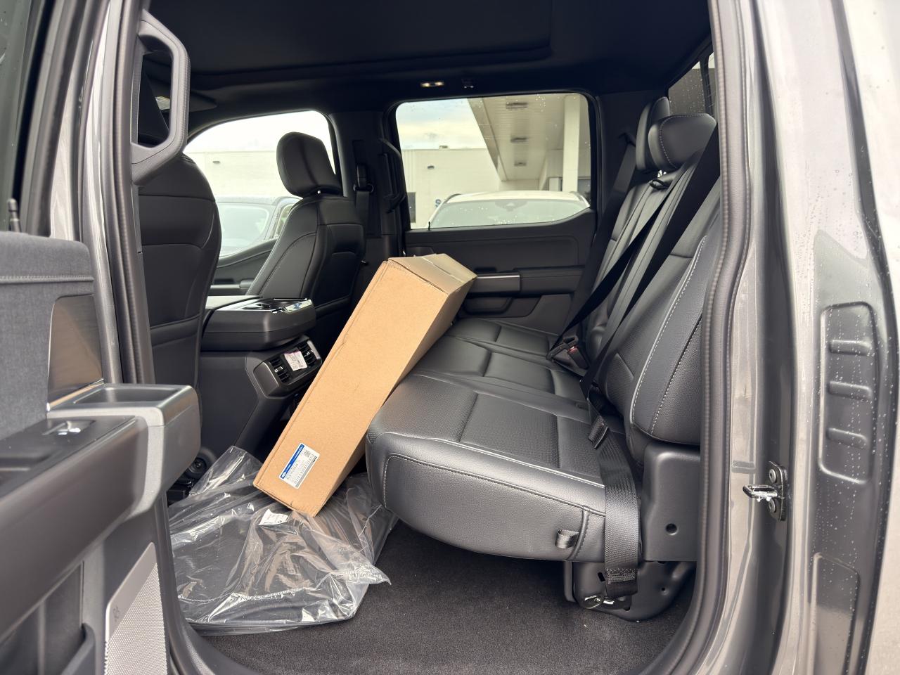 2025 Ford F-150 LARIAT | 5.0L V8 | MOONROOF | BLACK PACK | Photo