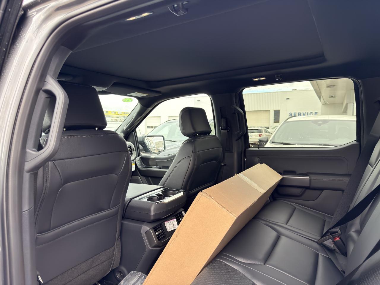 2025 Ford F-150 LARIAT | 5.0L V8 | MOONROOF | BLACK PACK | Photo