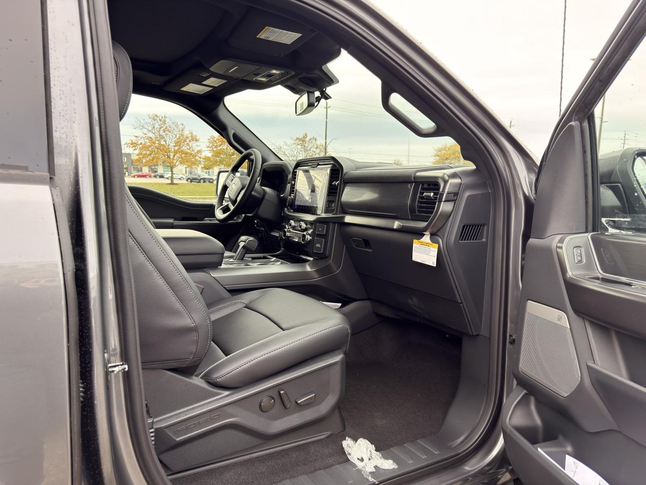 2025 Ford F-150 LARIAT | 5.0L V8 | MOONROOF | BLACK PACK | Photo