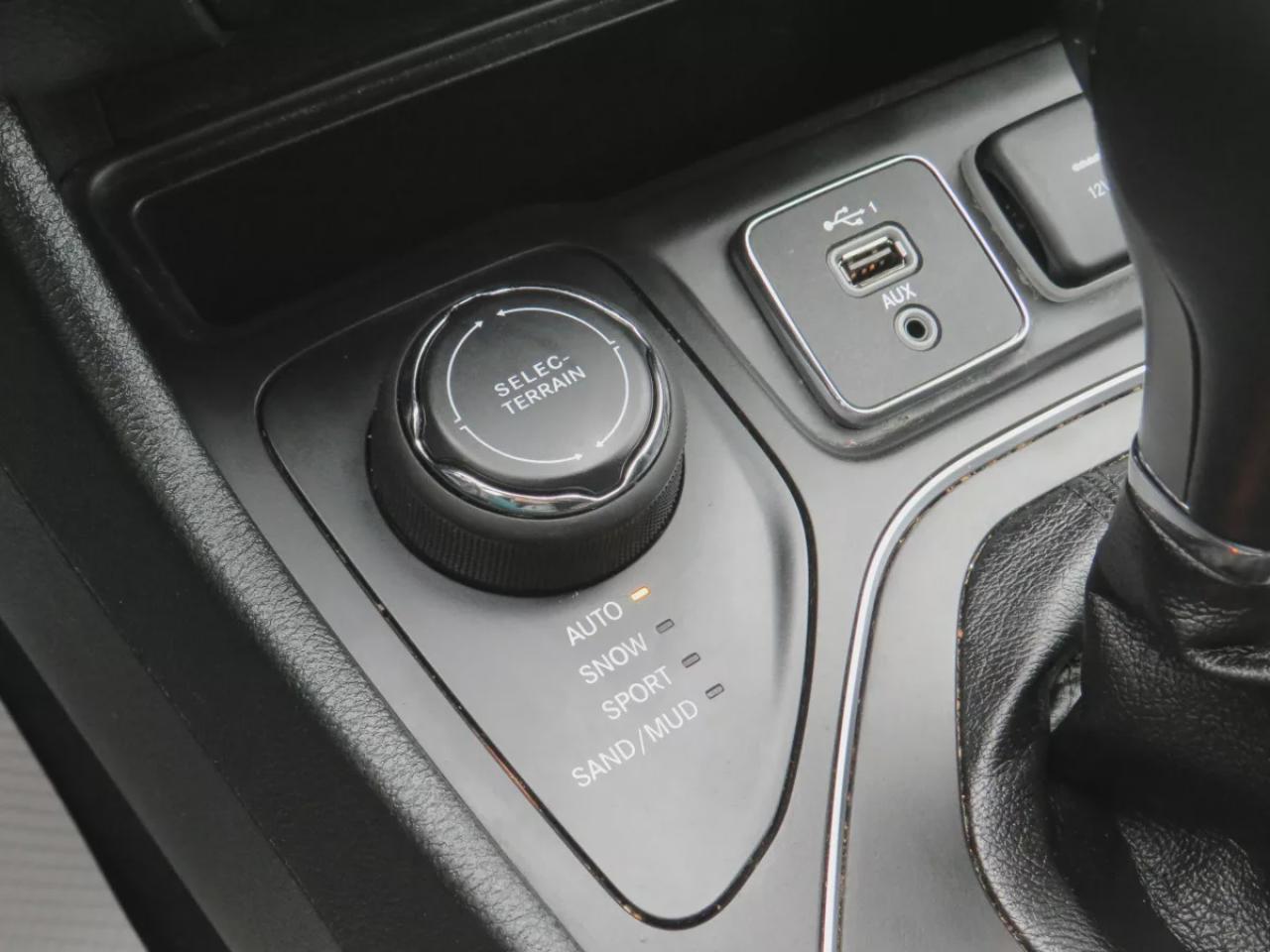 2022 Jeep Cherokee North (**CLEAN TITLE/NO ACCICENTS!!**SAFETY/CERTIFIED!!**4WD**ALLOY RIMS**REMOTE START**FOG LIGHTS**PUSH BUTTON START**POWER SEATS**DIGITAL TOUCHSCREEN**HEATED SEATS/STEERING WHEEL**REVERSE CAMERA**DRIVE MODES**AUX/USB**ELECTRIC PARKING BRAKE**CRUISE CONT Photo