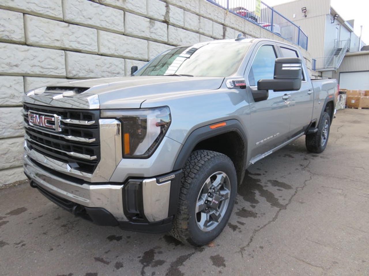 4WD Crew Cab 159 SLE, 10-Speed Automatic, Turbocharged Diesel V8 6.6L/
