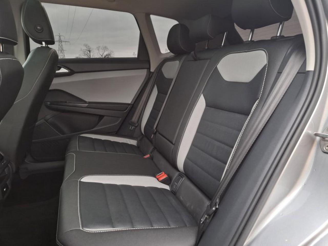 2024 Volkswagen Taos Highline 4Motion | Leather | Pano Roof | Heated + Ventilated Seats | Heated Steering | and More ! Photo