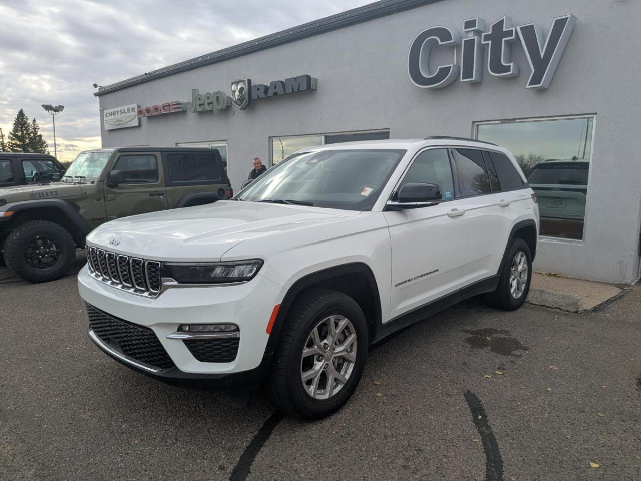 2022 Jeep Grand Cherokee LAREDO 4x4 Photo2