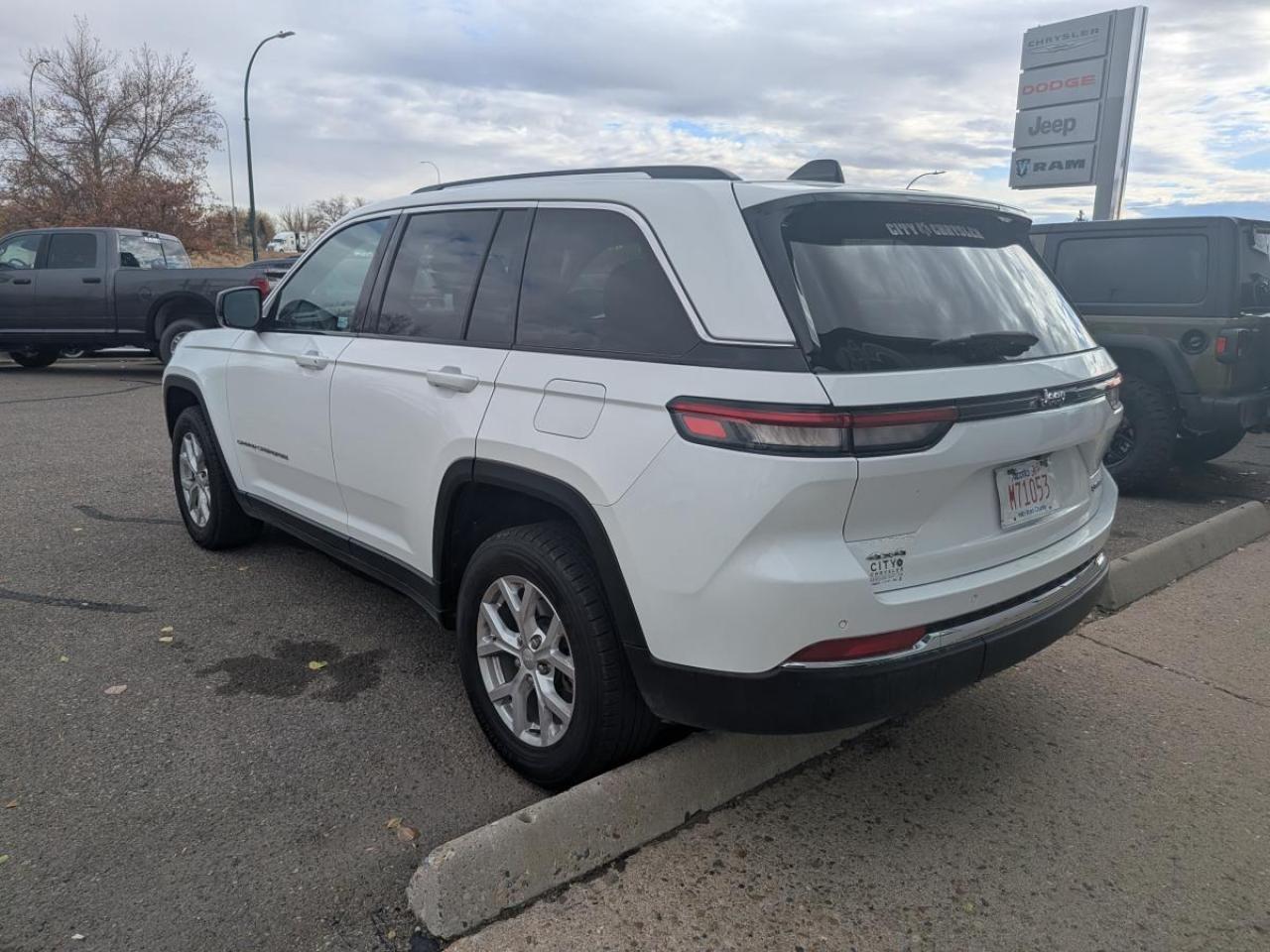 2022 Jeep Grand Cherokee LAREDO 4x4 Photo4